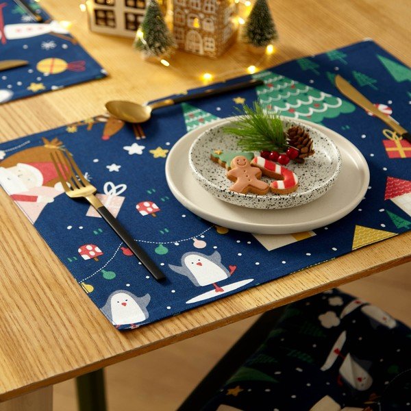 Tekstila galda paliktiņi ar Ziemassvētku motīvu (2 gab.) 30x46 cm Santa's Christmas Wonderland – Catherine Lansfield-image-1