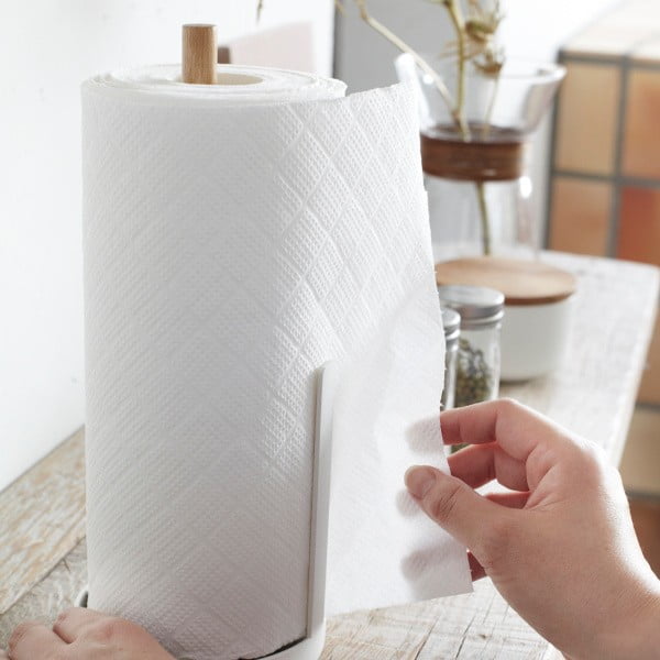 Balts papīra dvieļu ruļļu turētājs ar dižskābarža detaļām YAMAZAKI Tosca-image-1