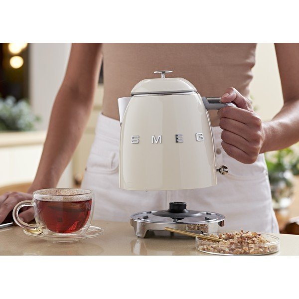 Krēmkrāsas nerūsējošā tērauda elektriskā tējkanna 800 ml Retro Style – SMEG-image-3