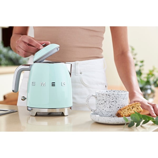 Gaiši zaļa nerūsējošā tērauda elektriskā tējkanna 800 ml Retro Style – SMEG-image-1