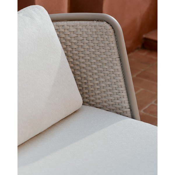 Krēmkrāsas/pelēkbrūns polsterēts dārza atpūtas krēsls Sedalis – Kave Home-image-4