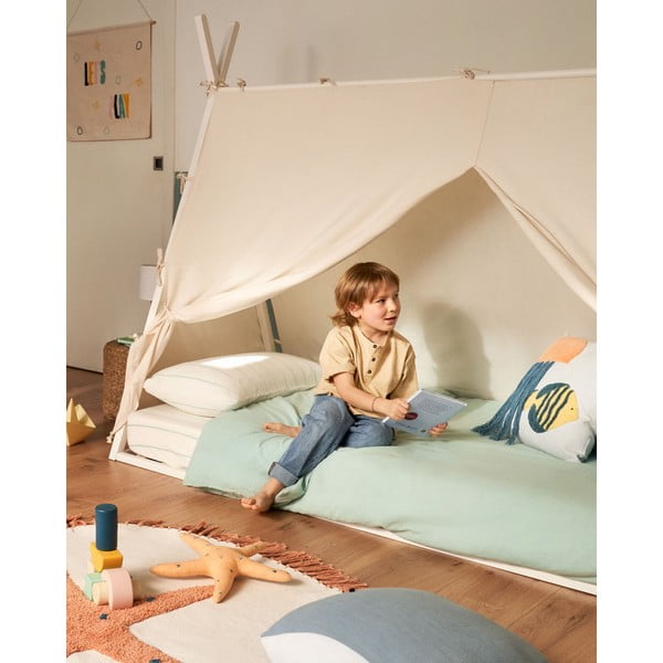 Balta dižskābarža masīvkoka bērnu gulta mājas formā ar redelēm 90x190 cm Maralis – Kave Home-image-2