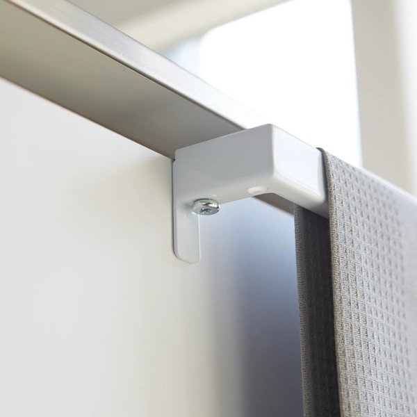 Balts piekarināms virtuves dvieļu turētājs Tower – YAMAZAKI-image-3