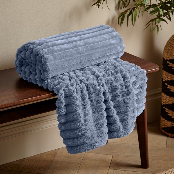 Zils mikroplīša pleds 130x170 cm Cosy Ribbed – Catherine Lansfield-image-1