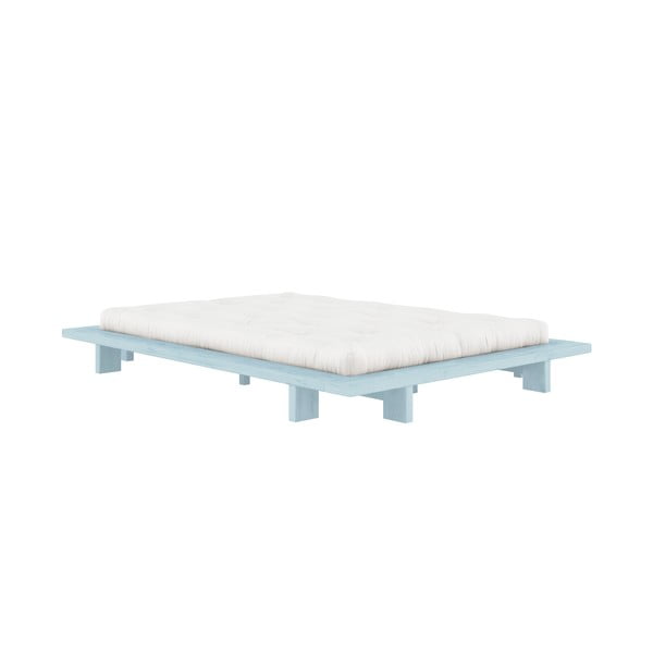 Gaiši zila priedes masīvkoka divvietīga gulta ar režģi 140x200 cm Japan – Karup Design