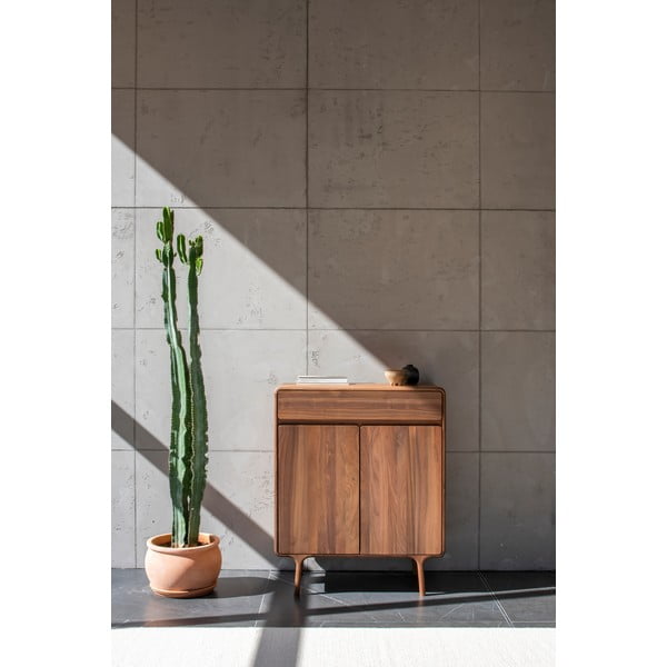 Brūna valrieksta masīvkoka kumode 90x110x45 cm Fawn – Gazzda-image-2