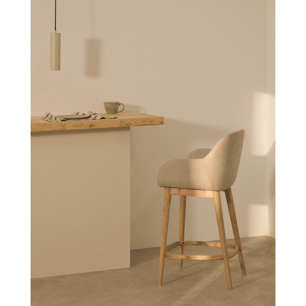 Bēšs polsterēts bāra krēsls ar roku balstiem (sēdekļa augstums 66 cm) Konna – Kave Home-image-1