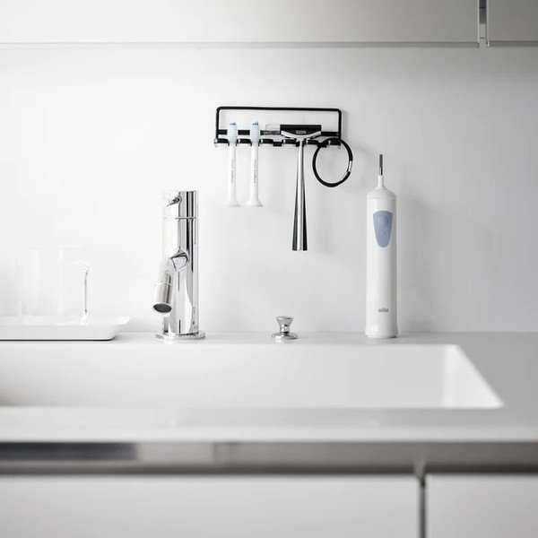 Melns metāla pašlīmējošs zobu birstes turētājs Film Hook – YAMAZAKI-image-1