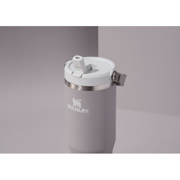 Gaiši pelēks nerūsējošā tērauda termoss 410 ml IceFlow™ Flip Straw 2.0 Tumbler Ash – Stanley-image-4