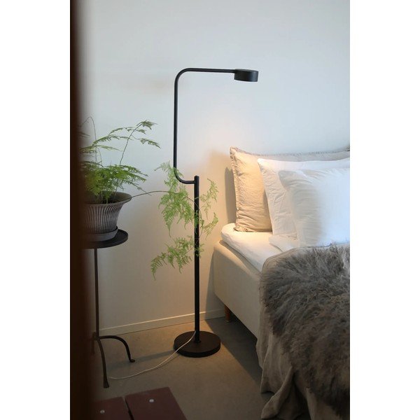 Melna LED stāvlampa ar regulējamu spilgtumu un metāla abažūru (augstums 130 cm) Hugo – Markslöjd-image-1