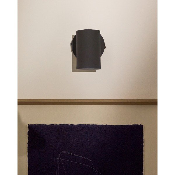 Melna metāla sienas lampa Manie – Kave Home-image-3