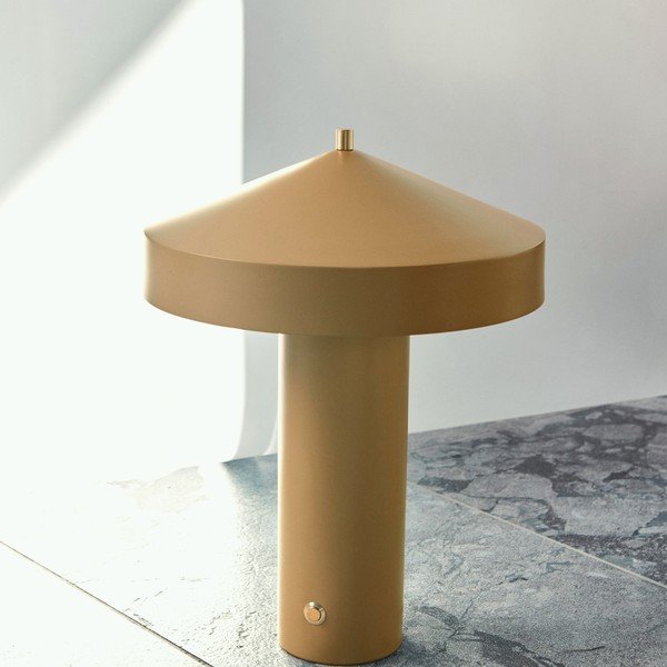 Okera dzeltena metāla galda lampa (augstums 41 cm) Hatto – OYOY Living Design-image-1