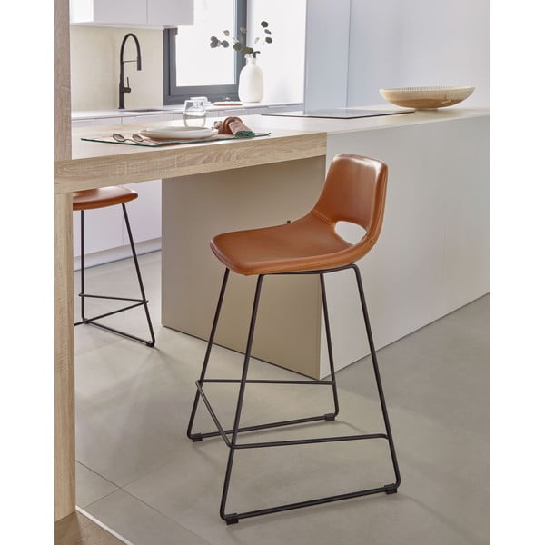 Konjakbrūns mākslīgās ādas bāra krēsls (sēdekļa augstums 65 cm) Zahara – Kave Home-image-1