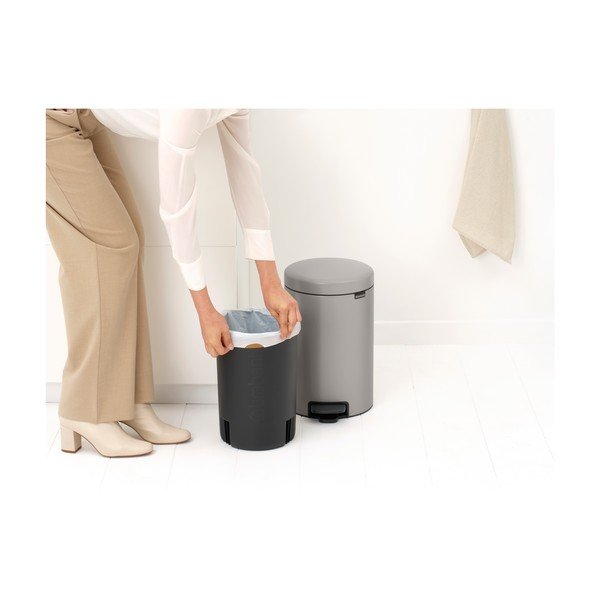 Gaiši pelēka tērauda atkritumu tvertne ar pedāli 12 l NewIcon – Brabantia-image-4