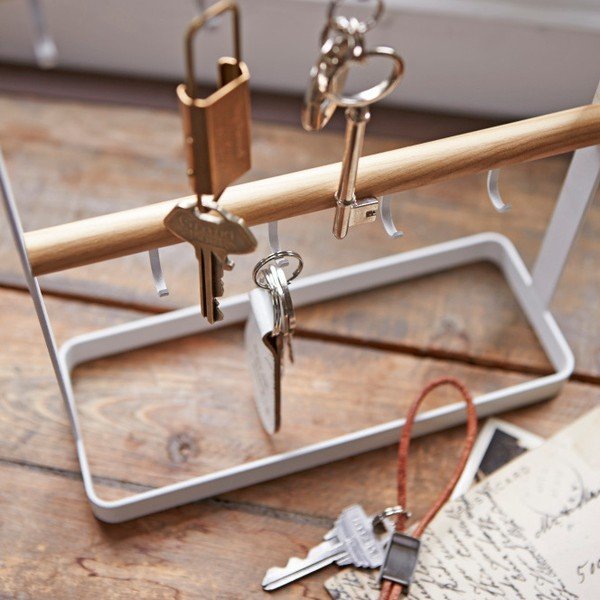 Balts galda atslēgu turētājs ar dižskābarža koka detaļām YAMAZAKI Tosca-image-2