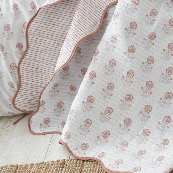 Balts stepēts gultas pārklājs 220x230 cm Woodblock Floral – Pineapple Elephant-image-1