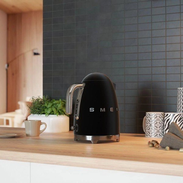 Melna nerūsējošā tērauda elektriskā tējkanna 1,7 l Retro Style – SMEG-image-3