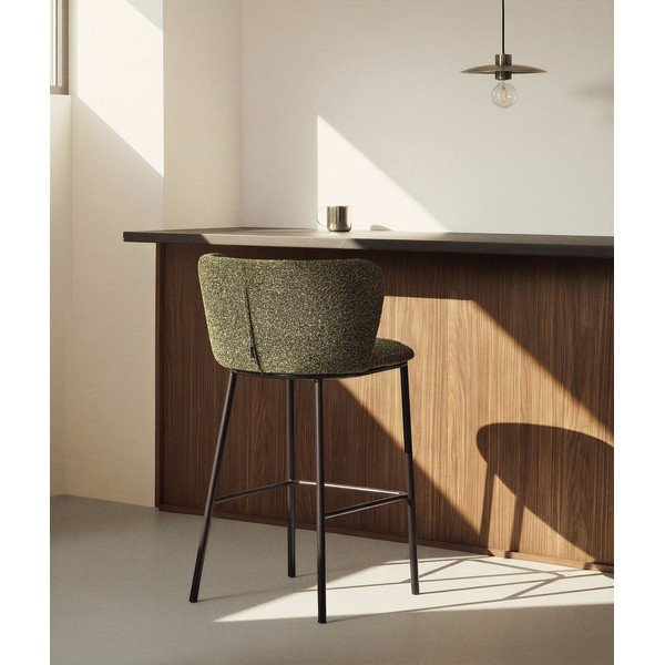 Tumši zaļš polsterēts bāra krēsls (sēdekļa augstums 75 cm) Ciselia – Kave Home-image-2
