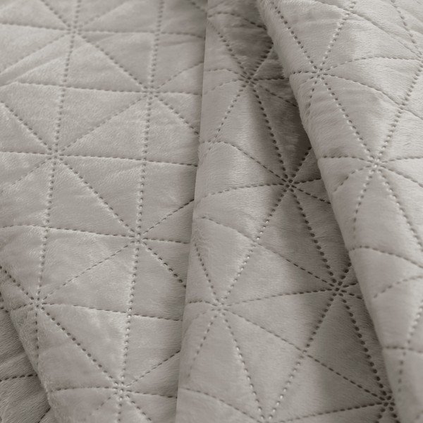 Pelēkbēšs samta stepēts gultas pārklājs 240x260 cm Laila – Restilo-image-3