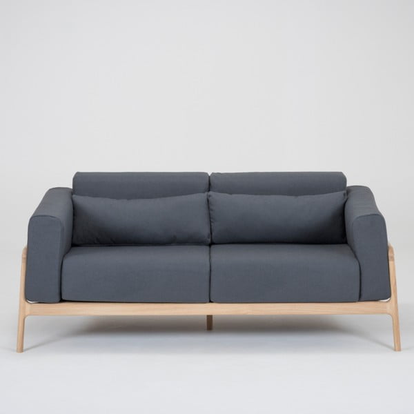 Zili pelēks divvietīgs dīvāns ar masīvu ozolkoka konstrukciju Gazzda Fawn