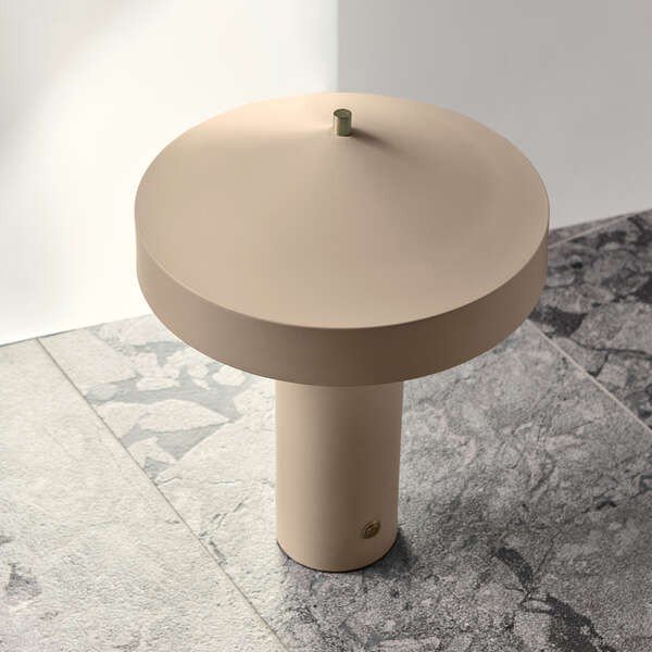 Pelēkbrūna metāla galda lampa (augstums 41 cm) Hatto – OYOY Living Design-image-1