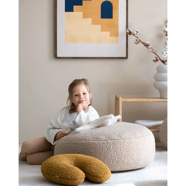Brūns bērnu dīvāna spilvens no buklē auduma U – Wigiwama-image-2