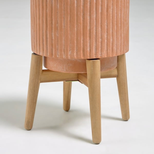 Terakotas puķu pods uz koka pamatnes Kave Home Suba, augstums 32 cm-image-1