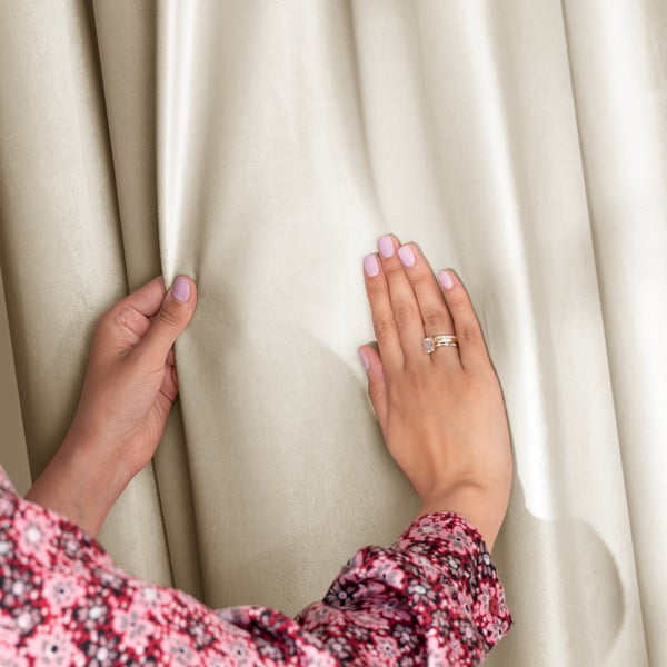 Bēšs samta daļēji gaismu necaurlaidīgs aizkars 140x245 cm Eyelets – Restilo-image-1