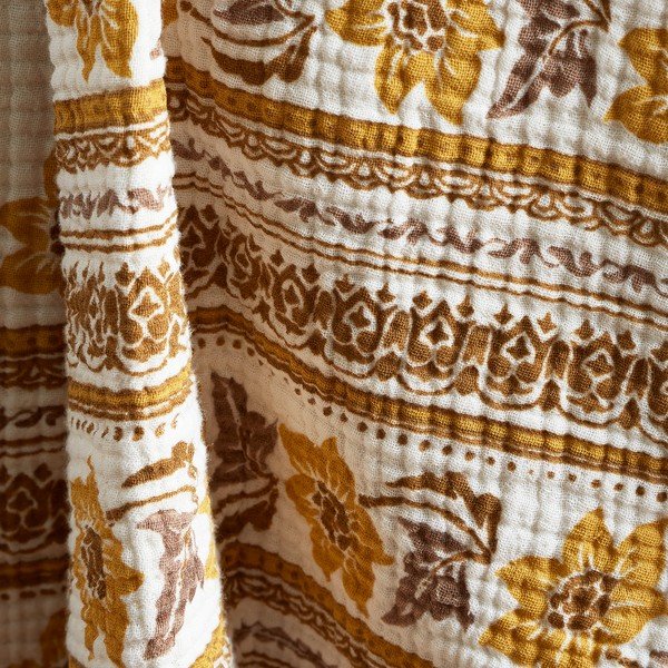 Okera dzeltens/balts kokvilnas gultas pārklājs vienguļamai gultai 130x170 cm Ines Floral Matelassé – Pineapple Elephant-image-1