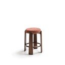 Terakotas oranža/tumša dabīga toņa oša masīvkoka bāra taburete (sēdekļa augstums 65 cm) Granite – Kave Home