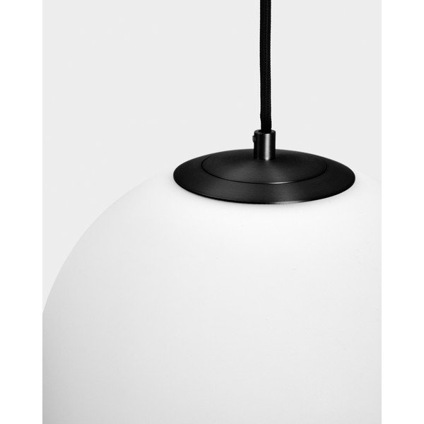 Balta/melna metāla piekaramā lampa ar stikla abažūru ø 30 cm Brisia – Kave Home-image-2