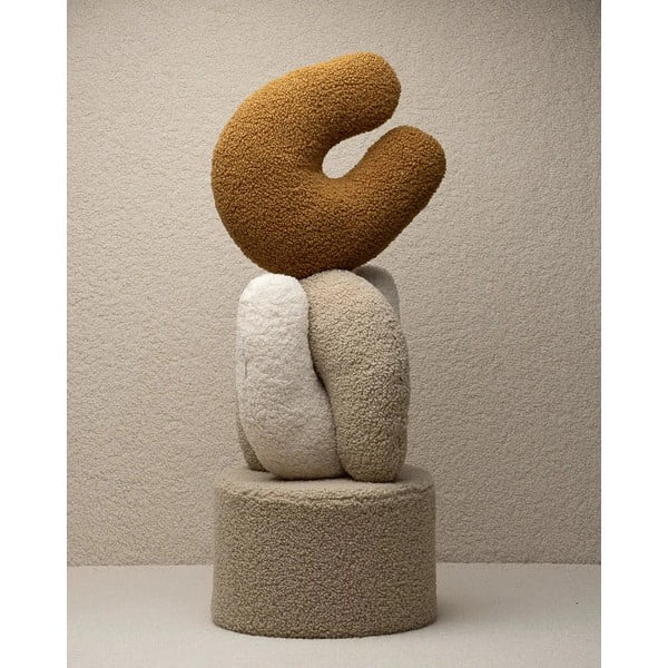 Brūns bērnu dīvāna spilvens no buklē auduma U – Wigiwama-image-3