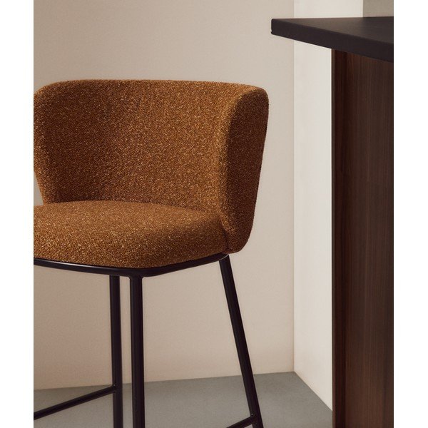 Terakotas oranžs polsterēts bāra krēsls (sēdekļa augstums 65 cm) Ciselia – Kave Home-image-2