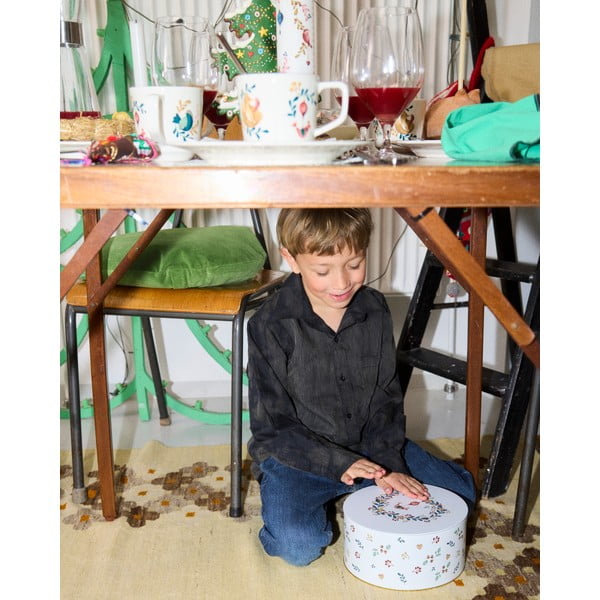 Svece ar Ziemassvētku motīvu degšanas laiks 56 h Grand Cru Cottage 2025 – Rosendahl-image-4