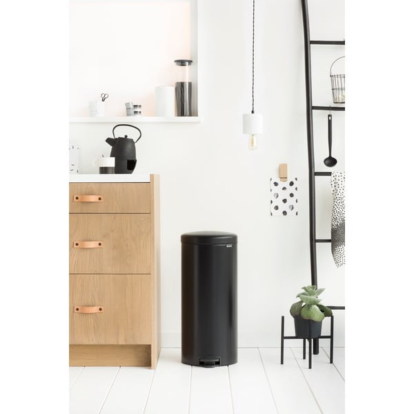 Matēti melna tērauda atkritumu tvertne ar pedāli 30 l NewIcon – Brabantia-image-1