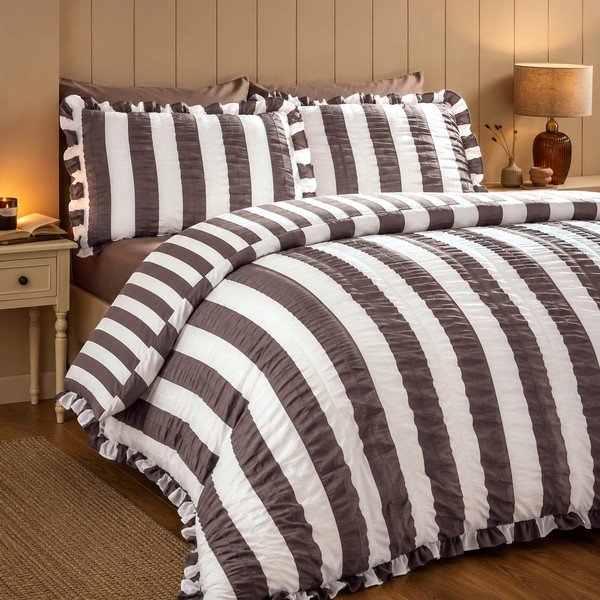 Tumši brūna divguļamā gultas veļa 200x200 cm Seersucker Frill Stripe – Catherine Lansfield-image-1