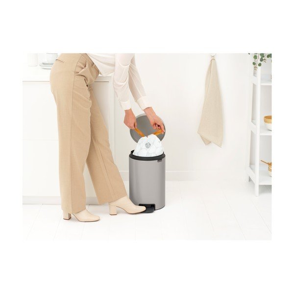 Gaiši pelēka tērauda atkritumu tvertne ar pedāli 12 l NewIcon – Brabantia-image-3