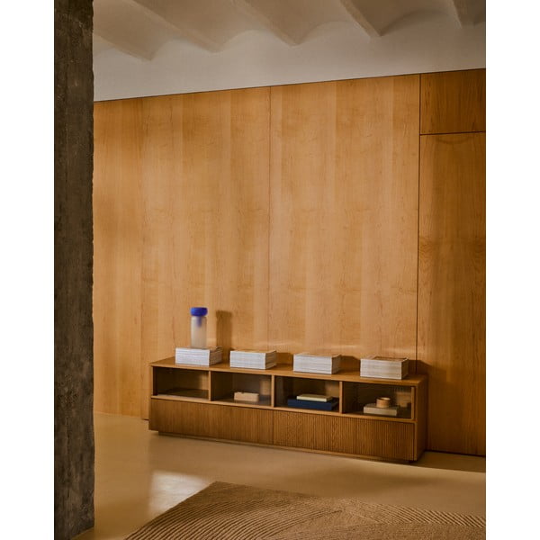 Dabīga toņa TV galdiņš ar ozolkoka imitāciju 200x54x40 cm Helvine – Kave Home-image-1