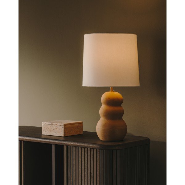 Dabīga toņa akmens galda lampa ar auduma abažūru (augstums 55 cm) Madsen – Kave Home-image-1