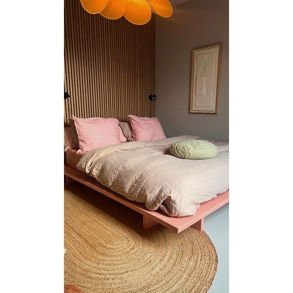 Gaiši rozā priedes masīvkoka divvietīga gulta ar režģi 140x200 cm Japan – Karup Design-image-4