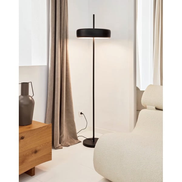 Melna stāvlampa ar metāla abažūru (augstums 183 cm) Francisca – Kave Home-image-1