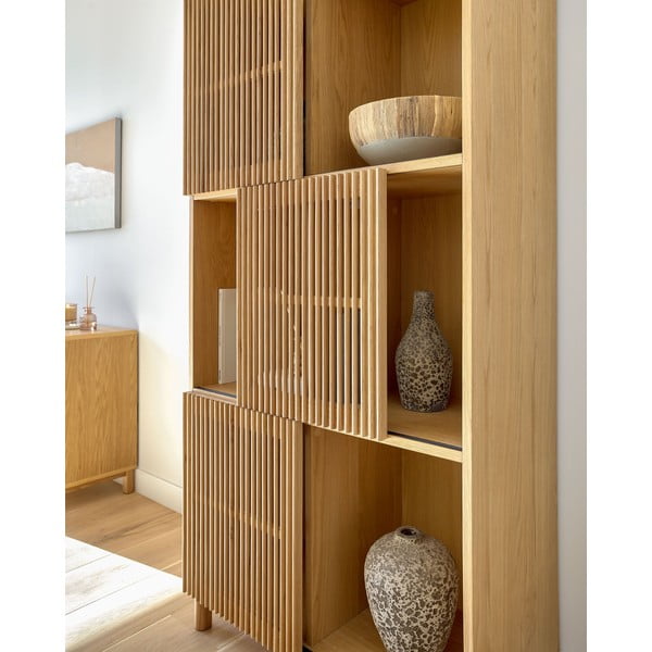 Dabīga toņa grāmatplaukts ar ozolkoka imitāciju un bīdāmām durvīm 85x170 cm Beyla – Kave Home-image-2