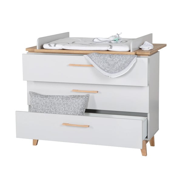 Gaiši pelēka zema bērnu kumode ar ozolkoka imitāciju 117x104 cm Caro – Roba-image-4