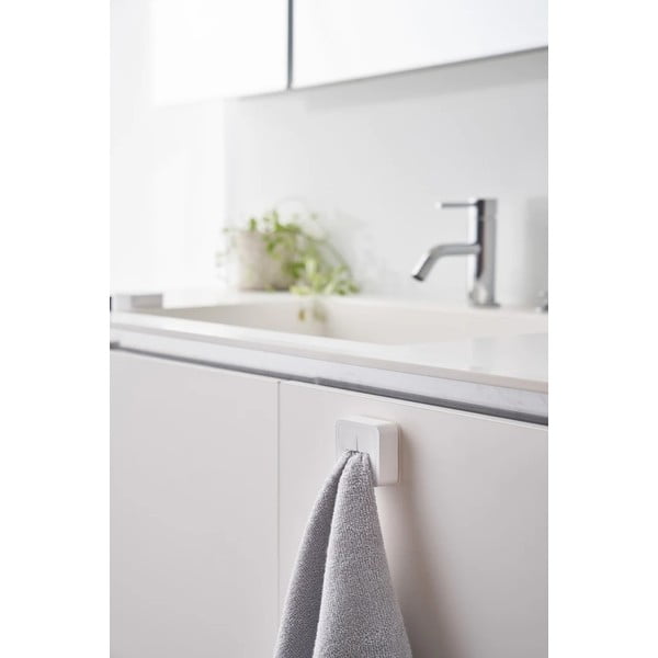 Balts plastmasas pašlīmējošs virtuves dvieļu turētājs Film Hook – YAMAZAKI-image-2