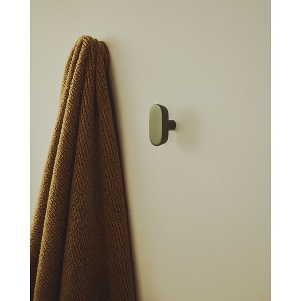 Zaļi dižskābarža masīvkoka sienas āķi (2 gab.) Arely – Kave Home-image-1