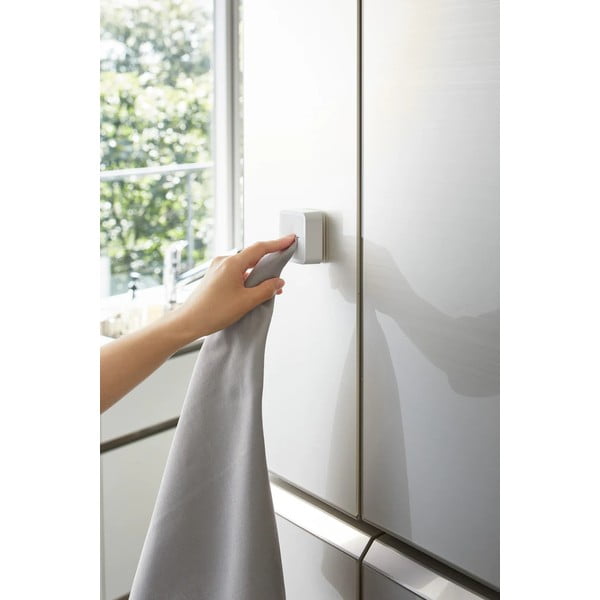 Balts plastmasas pašlīmējošs virtuves dvieļu turētājs Film Hook – YAMAZAKI-image-3