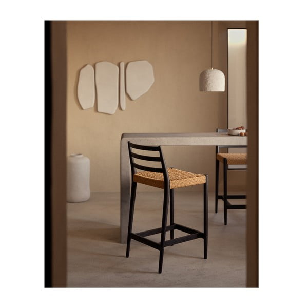 Melns/dabīga toņa ozola masīvkoka bāra krēsls (sēdekļa augstums 70 cm) Analy – Kave Home-image-1