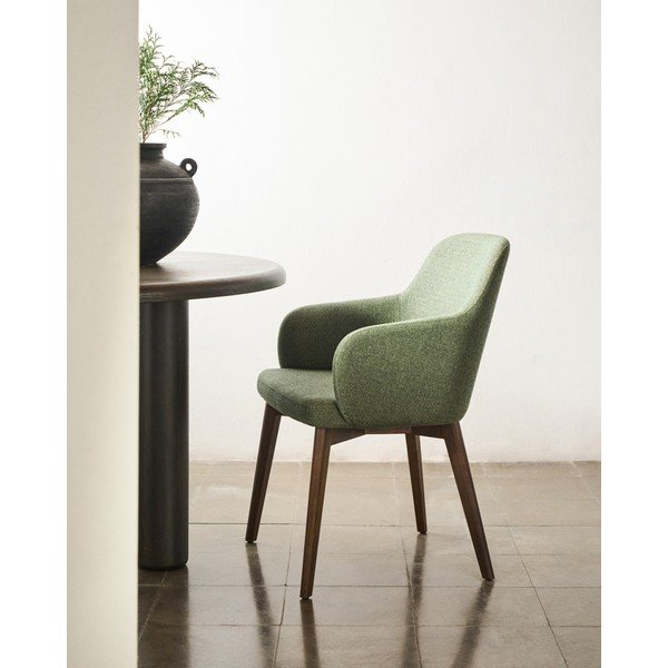 Tumši zaļš polsterēts ēdamistabas krēsls ar roku balstiem Nelida – Kave Home-image-1