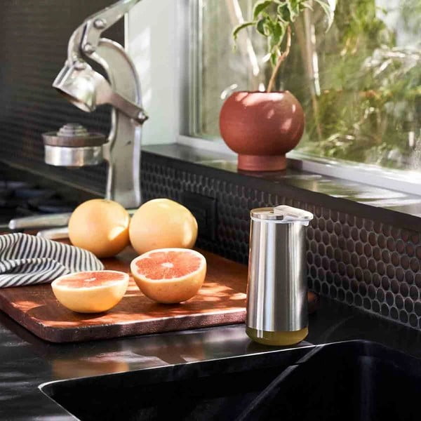 Pelēks automātiskais ziepju dozators no tērauda 266 ml – simplehuman-image-4