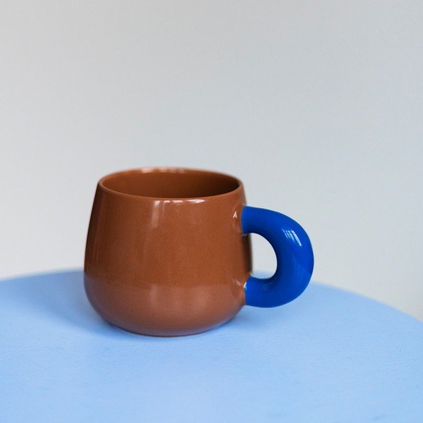 Tumši brūna krūze no sintētiskā kaula porcelāna 470 ml Coco – ONA-image-1